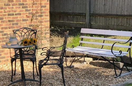 Farnham House | Family-Friendly Retreat at Reeds Farmhouse - 4 Star Rated