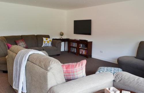 Farnham House | Family-Friendly Retreat at Reeds Farmhouse - 4 Star Rated