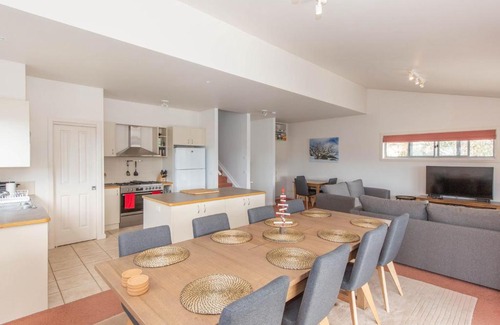 Jindabyne House | Family-Friendly Retreat at Reedys Run with Great Reviews