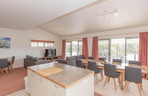 Jindabyne House | Family-Friendly Retreat at Reedys Run with Great Reviews