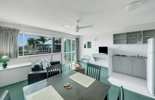 Tannum Sands Hotel | Perfect Getaway at Reef Adventureland Motor Inn - 10/10!