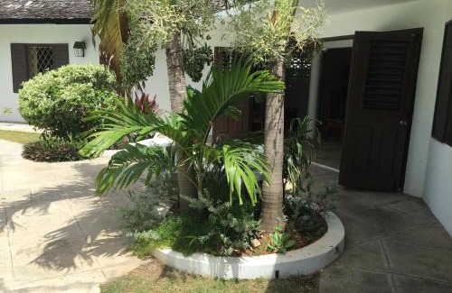 Runaway Bay Villa | Reef Winds Villa