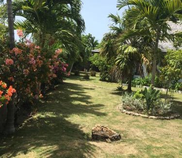 Runaway Bay Villa | Reef Winds Villa