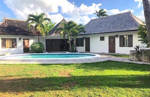 Runaway Bay Villa | Reef Winds Villa