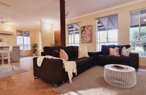 Onslow House | Peaceful Beach Getaway - Enjoy Family-Friendly Fishing