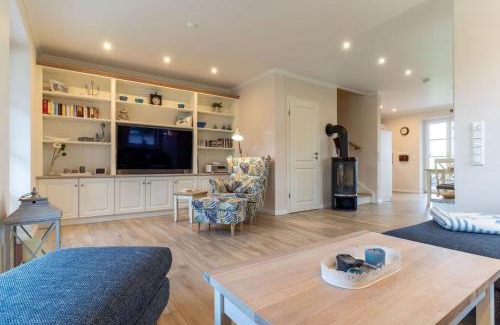 St. Peter-Ording House | Family-Friendly Reetdachhaus Boy's Huus with Pet Amenities