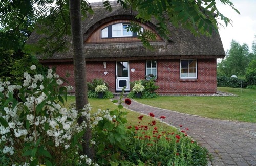 Lancken-Granitz House | Cozy Reethaus auf Rügen with Ocean Views & Pet-Friendly