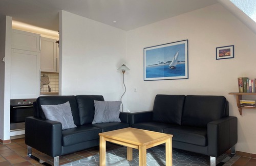 Busumer Deichhausen Apartment | Cozy Reethaus Hus to Wurth: Steps from the Beach