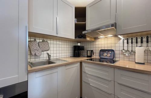 Busumer Deichhausen Apartment | Cozy Reethaus Hus to Wurth: Steps from the Beach