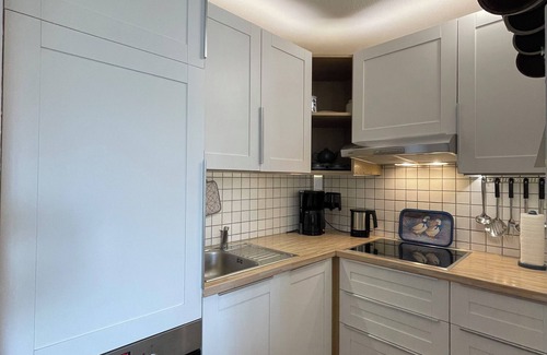 Busumer Deichhausen Apartment | Cozy Reethaus Hus to Wurth: Steps from the Beach