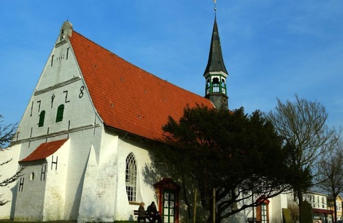 Busumer Deichhausen Apartment | Cozy Reethaus Hus to Wurth: Steps from the Beach