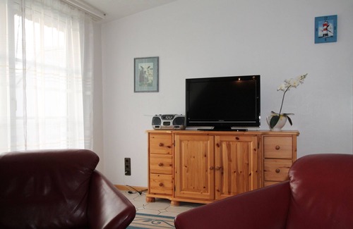 Busumer Deichhausen Apartment | Beachside Retreat: Reethaus Seeschlößchen, 200m to Shore