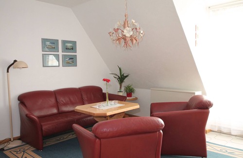 Busumer Deichhausen Apartment | Beachside Retreat: Reethaus Seeschlößchen, 200m to Shore