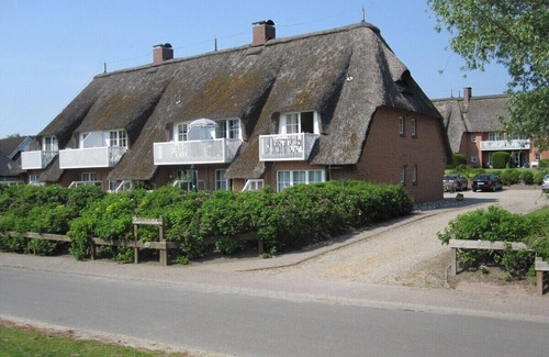 Busumer Deichhausen Apartment | Experience Reethaus Seeschlößchen: 200m to the Beach