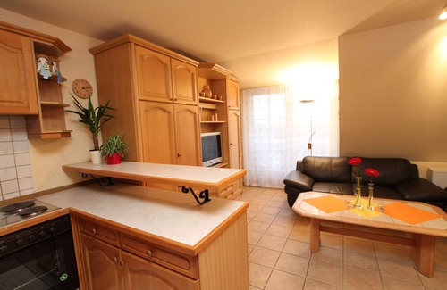 Busumer Deichhausen Apartment | Beachside Retreat: Reethaus Seeschlößchen, Pet Friendly Stay