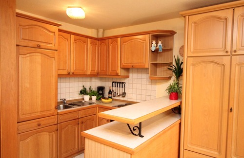 Busumer Deichhausen Apartment | Beachside Retreat: Reethaus Seeschlößchen, Pet Friendly Stay