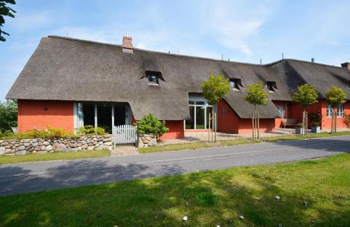Midlum House | Pet-Friendly Getaway at Reethus Doerpsend Haus 1