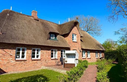 Alkersum Apartment | Reetkehlchen: Family-Friendly and Pet-Friendly Retreat