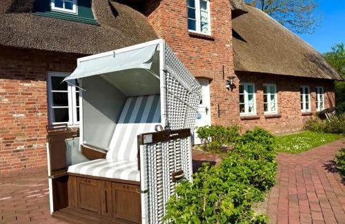 Alkersum Apartment | Reetkehlchen: Family-Friendly and Pet-Friendly Retreat