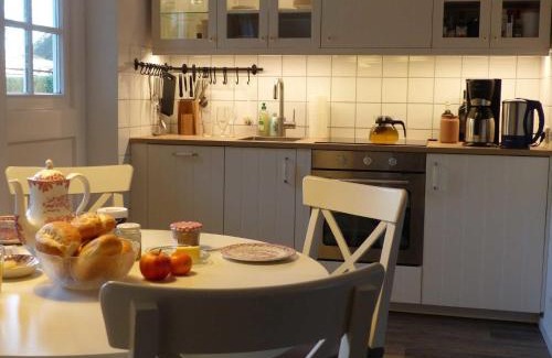 Alkersum Apartment | Reetkehlchen: Family-Friendly and Pet-Friendly Retreat