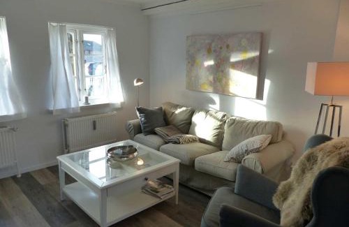 Alkersum Apartment | Reetkehlchen: Family-Friendly and Pet-Friendly Retreat