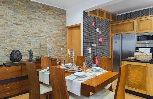 Velas House | Seaside Retreat: Family-Friendly Stay at Refúgio à Beira Mar