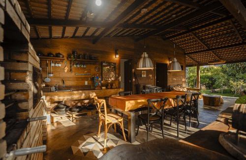Bananeiras House | Idyllic Casa Surrounded by Lush Greenery and Pet-Friendly