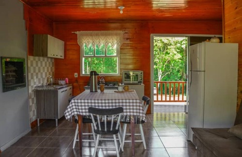 Frederico Westphalen Cottage | Cozy Refúgio das Uvas: Family-Friendly Lake Retreat