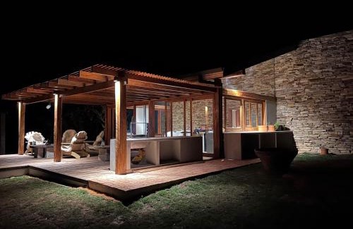 Delfinopolis House | Relax at Refúgio Morro Alto: 4-Star Family-Friendly Retreat