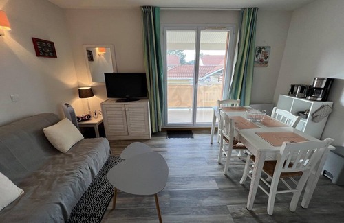 Le Verdon-sur-Mer Apartment | Cozy Retreat: Apartment with Pool and Oceanfront Views