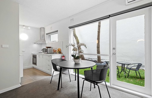 Parkville Apartment | Elegant 1-Bed Apartment with Garden Access & Spa Amenities