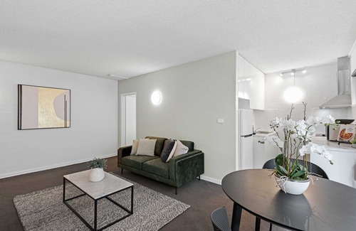 Parkville Apartment | Elegant 1-Bed Apartment with Garden Access & Spa Amenities