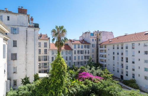Gambetta Apartment | Elegant 1 Bedroom Retreat in Downtown with Family Amenities