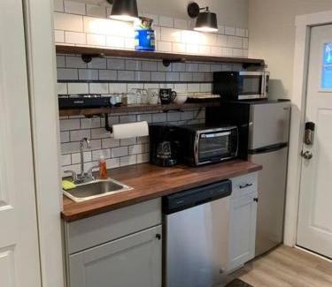 Mount Washington Apartment | Stylish Studio Near Town - Pet Friendly & Rated 9.5/10