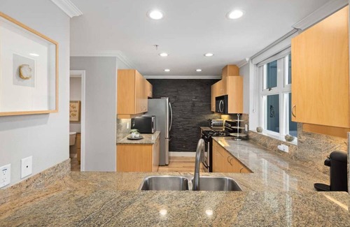 Downtown San Diego Condo | Elegant Townhouse Retreat in Vibrant Little Italy