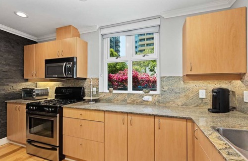 Downtown San Diego Condo | Elegant Townhouse Retreat in Vibrant Little Italy
