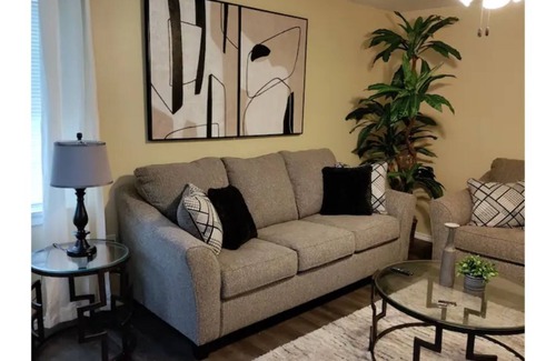 Lakeview  Jefferson County House | Convenient Hotel Near Refinery with Breakfast Included
