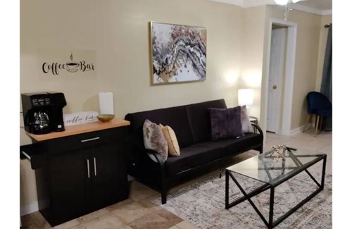 Lakeview  Jefferson County House | Convenient Hotel Near Refinery with Breakfast Included