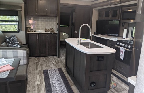 Hot Springs House | Relaxing Reflection RV with Hot Tub and Canyon Overlook