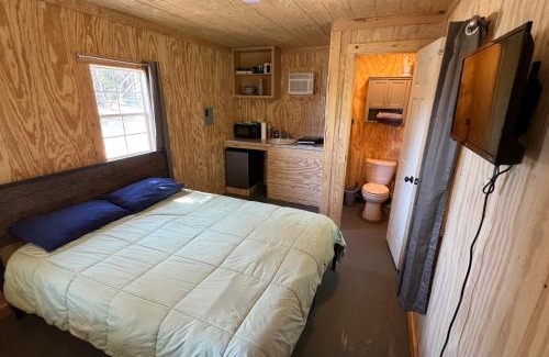 Jacksboro House | Cozy Reflection Cabin with Oceanfront Access on Lake Godstone