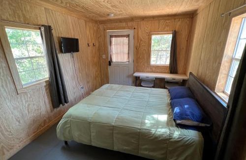 Jacksboro House | Cozy Reflection Cabin with Oceanfront Access on Lake Godstone