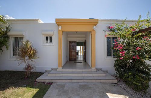 Maho Villa | Luxury Reflection Y Villa with Pool & Family-Friendly Perks