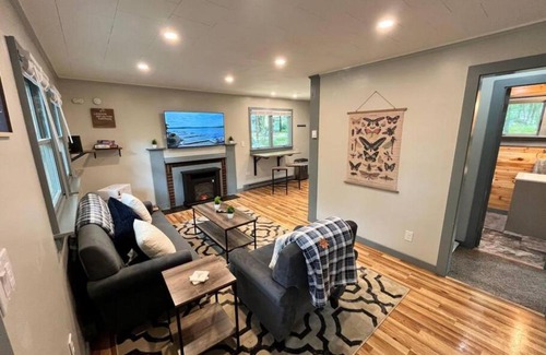 White Mills House | Unforgettable Reflections at the Lake - 4-Star Pet Friendly Getaway