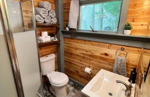 White Mills House | Unforgettable Reflections at the Lake - 4-Star Pet Friendly Getaway