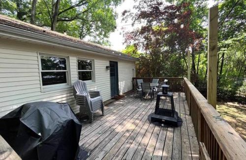 White Mills House | Unforgettable Reflections at the Lake - 4-Star Pet Friendly Getaway