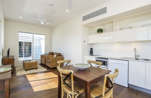 Picnic Bay Villa | Reflections Emerald Villa 1: Oceanfront Paradise with Pool