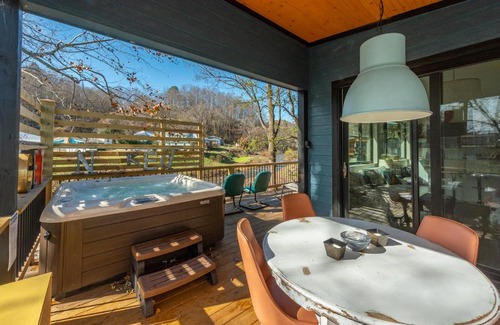 Old Fort House | Top-Rated Reflections on Mill Creek with Hot Tub Access