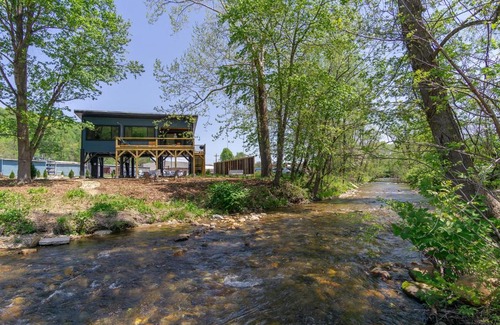 Old Fort House | Top-Rated Reflections on Mill Creek with Hot Tub Access