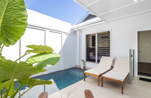Picnic Bay Villa | Oceanfront Reflections Turquoise Villa with Private Pool