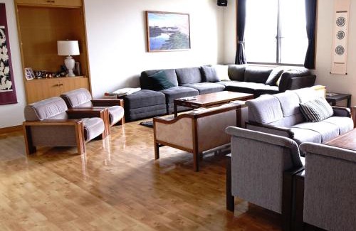 Akakura Onsen Hotel | Experience Comfort at Refre Hotel with Hot Tub & Breakfast